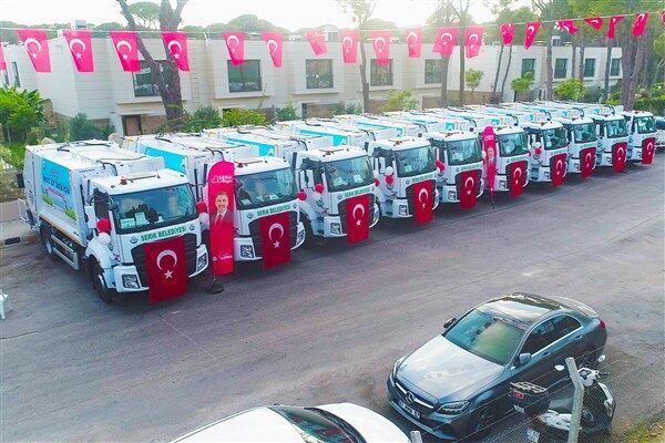 Serik’te 37 yeni araç halka tanıtıldı Antalya’nın Serik ilçesinde Cumhuriyet’in 102. yılı, sabah saatlerinden itibaren başlayan