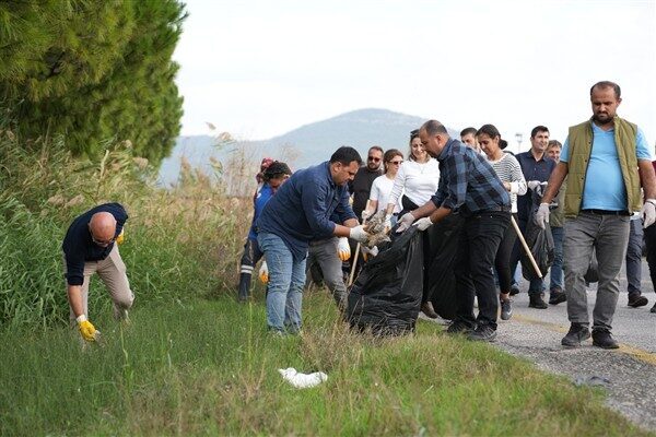Katılımcılar, ellerine eldivenlerini ve çöp torbalarını alarak yol kenarlarına ve