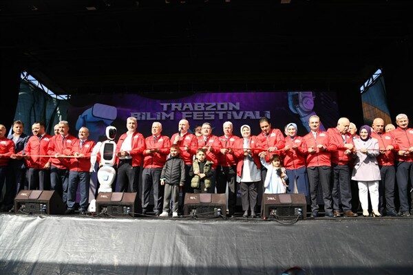 Törenin açılış sunumunu yapan ve 'Bize her yer Trabzon' diyen