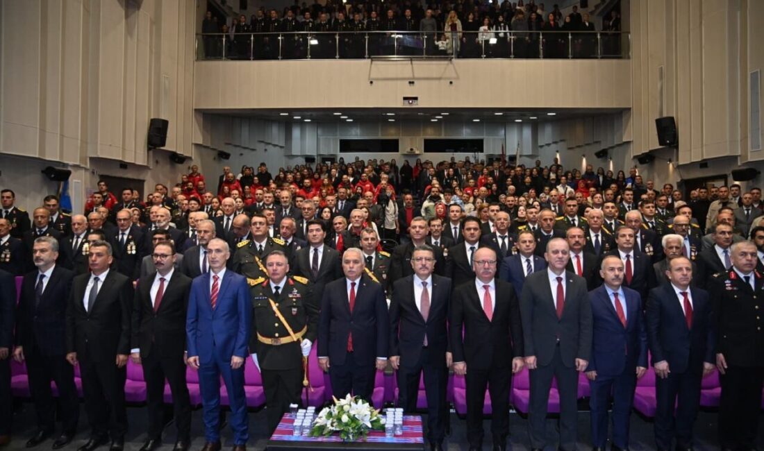 Trabzon’da Cumhuriyet Bayramı kutlamaları Trabzon Büyükşehir Belediye Başkanı Genç, Cumhuriyet’in 102. yıl dönümü nedeniyle