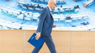 BM İnsan Hakları Yüksek Komiseri Türk, eğitimin, ekonomi ve güvenliğe