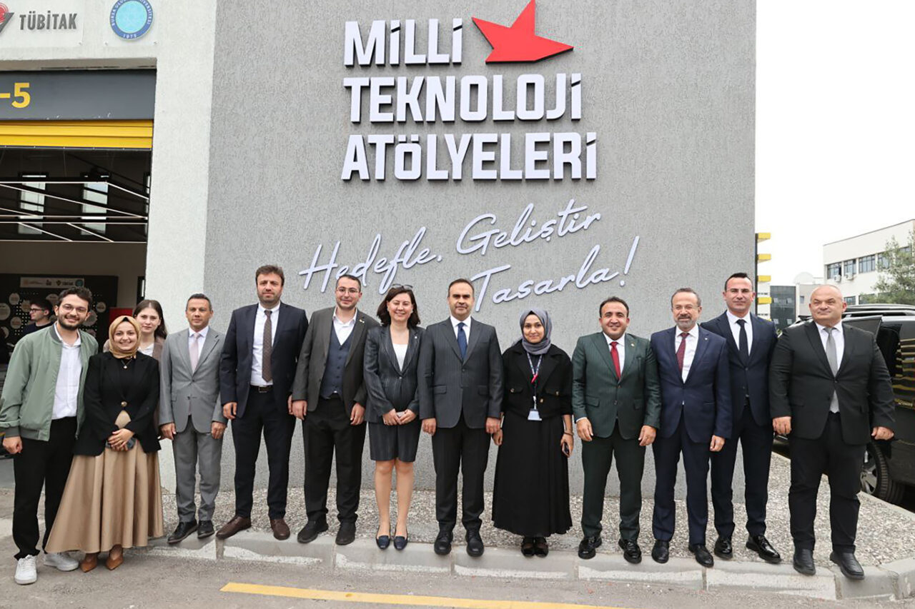 Bakan Kacır törende yaptığı konuşmada, gençleri ileri teknoloji ekipmanlarıyla buluşturmayı