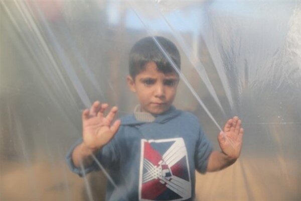 Açıklamada, yerinden edilen binlerce ailenin güvenli bir sığınak bulmak için