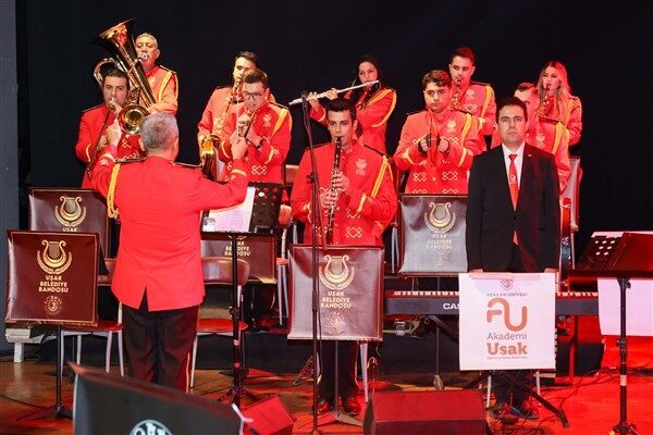 Uşak’ta Cumhuriyet Bayramı kutlamaları gerçekleşti Kutlama programı; Uşak Valisi Dr.Naci Aktaş, Uşak Milletvekilleri, Uşak Belediye