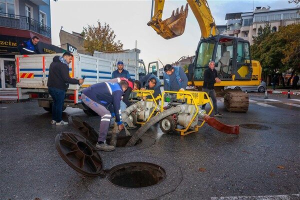 Sahaya inerek çalışmaları yerinde takip eden Uşak Belediye Başkanı Özkan