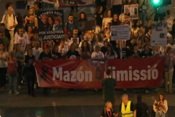 Valensiya’da 50 bin kişi sel felaketinin birinci yıldönümünde  protesto düzenledi Çoğu mağdurların fotoğraflarını taşıyan göstericiler, bölge lideri Carlos Mazón'u, Avrupa'nın