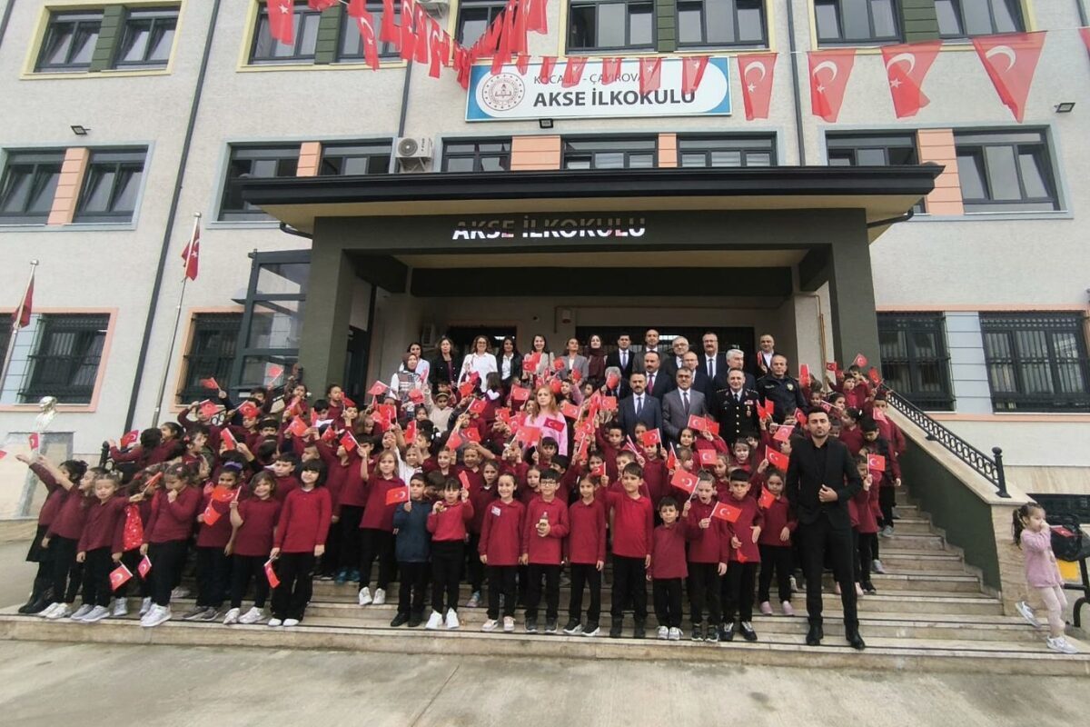 Kocaeli Valisi İlhami Aktaş, Çayırova ziyaretlerinde İlçe Nüfus Müdürlüğü’nde incelemelerde
