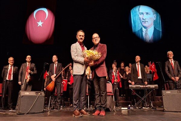Vali Aktaş, Cumhuriyet Bayramı konserine katıldı Süleyman Demirel Kültür Merkezi’nde gerçekleşen konser programına Vali Aktaş’ın yanı