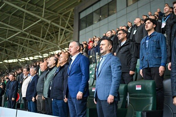 Vali Aktaş, Kocaelispor ile Alanyaspor karşılaşmasını izledi Kocaeli Stadyumu’nda oynanan ve Kocaelispor’un 2-0 galibiyetiyle sonuçlanan müsabakayı Vali