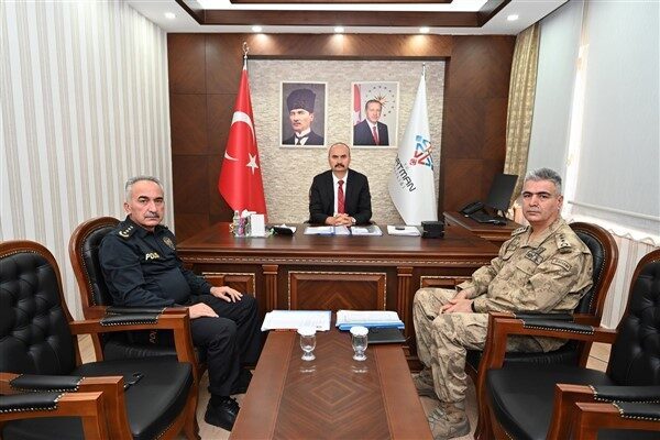 Vali Canalp, Bakan Yerlikaya’nın başkanlığındaki VKS toplantısına katıldı Vali Canalp, İçişleri Bakanı Ali Yerlikaya başkanlığında VKS üzerinden gerçekleştirilen