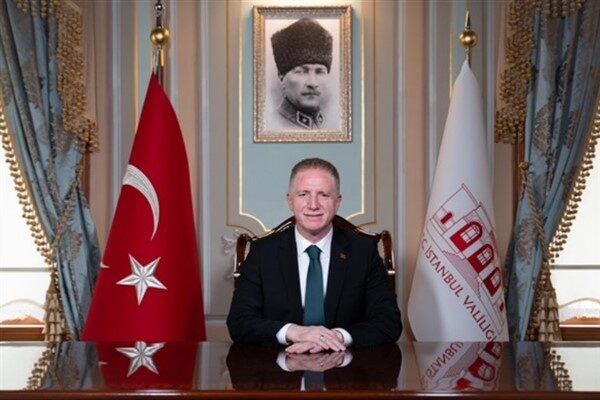 İstanbul Valisi Davut Gül, pazar günü ziyaretlerine Fatih ilçesinde devam