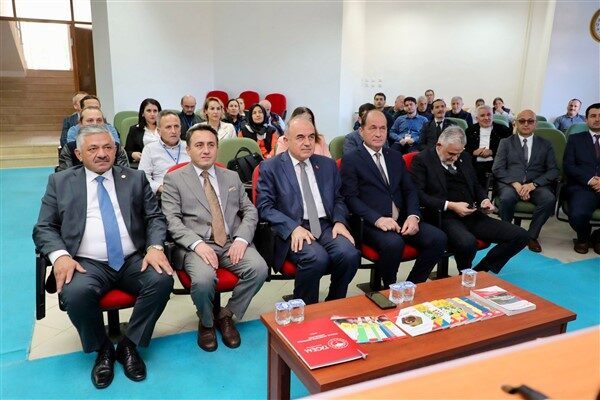 Arıcılık Araştırma Enstitü Konferans Salonu'nda düzenlenen çalıştayda konuşan Ordu Arıcılık