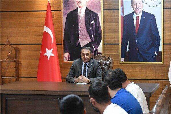 Bağımlılıktan kurtulmak için projeden yararlanan gençlerle Valilikte bir araya gelen