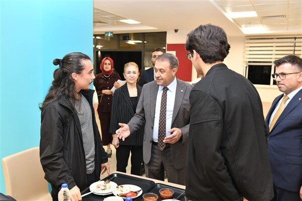 Şanlıurfa Valisi Şıldak yurtlardaki ortak alanlarda incelemelerde bulunarak, eksik görülen