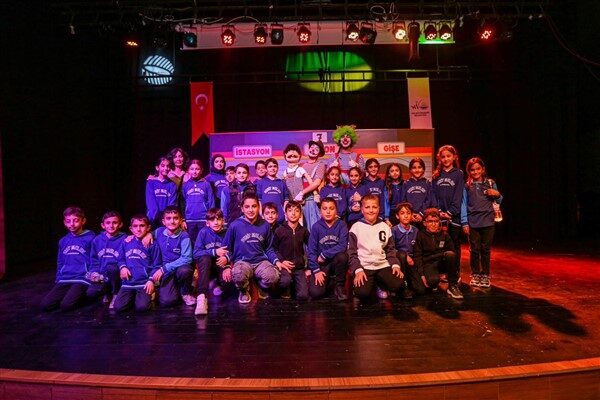 Van Büyükşehir Belediyesi, çocukları tiyatro ile buluşturuyor Bu kapsamda Konservatuvar tiyatro ekibinin Hacıbekir Kültür Merkezi Konferans salonunda