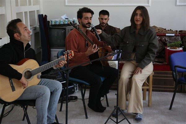 Düzenlenen program kapsamında evlerinden ücretsiz servislerle alınan yaşlı bireylere karşılamanın