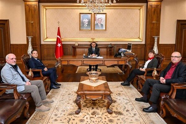 Vatan Partisi Kocaeli İl Başkanı Salih Vedat Olguntürk beraberindeki İzmit