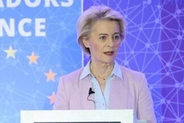 von der Leyen: Avrupa, jeoekonomik ağırlığını stratejik sektörler için kullanmalı Avrupa Komisyonu Başkanı Ursula Von der Leyen, küresel rekabetin yoğunlaştığı