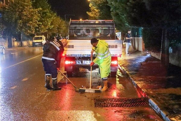 Yalova Belediyesi ekiplerinden sağanak yağış mesaisi Belediye ekipleri, yağış boyunca özellikle su birikintisi riski taşıyan bölgelerde