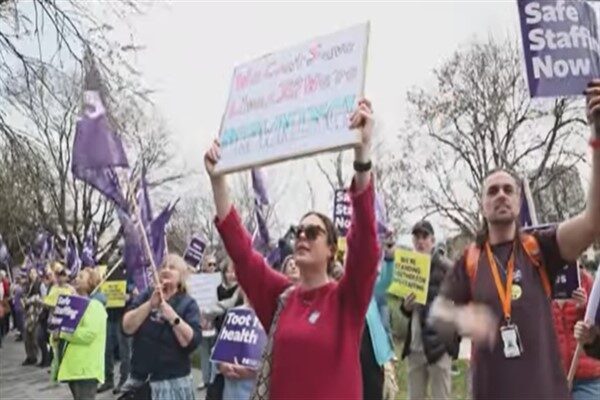 "Mega grev" olarak adlandırılan bu grev, 60.000'den fazla okul öğretmeni,