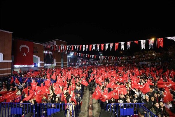 Yenimahalle Belediyesi, sanatçı Burcu Güneş ve Manuş Baba'yı Yenimahallelilerle buluşturdu. 