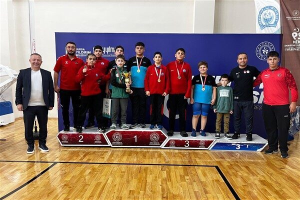 Yıldırım’da Cumhuriyet Kupası düzenlendi Naim Süleymanoğlu Spor Kompleksi’nde, düzenlenen turnuvaya 15 ilden 350 sporcu