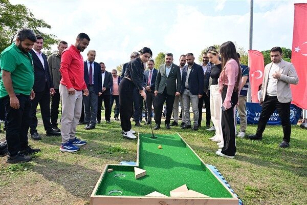 Öğrencilere şehri tanıtan stantların yanı sıra, yarışmalar, mini golf, ayak