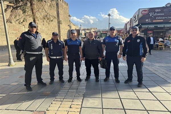 Bu kapsamda ekipler, Cumhuriyet Meydanı kale surları çevresindeki esnafı ziyaret