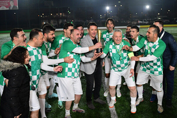 13. Geleneksel Halı Saha Futbol Turnuvası gerçekleşti Osmangazi Belediyesi Gençlik ve Spor Hizmetleri Müdürlüğü koordinasyonunda gerçekleşen turnuvada