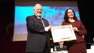 2025 Emine Işınsu Roman Ödülü’nü “Bilinmeze Doğru” eseriyle ödülü kazanan