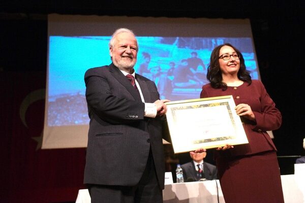 2025 Emine Işınsu Roman Ödülü’nü “Bilinmeze Doğru” eseriyle ödülü kazanan