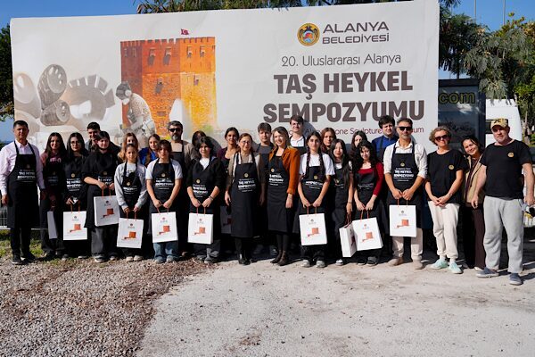 Alanya Güzel Sanatlar Lisesi öğrencileri, öğretmenleri Mustafa Oktay eşliğinde 20.