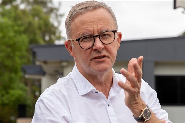 Avustralya Başbakanı Albanese, elli yıl önce yarın, Gough Whitlam’ın İşçi