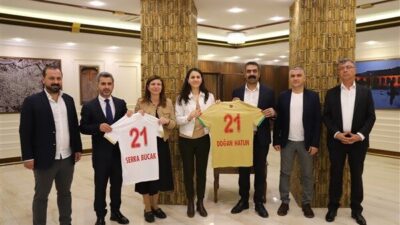 Amedspor Kulüp Başkanı Nahit Eren ile yönetim kurulu üyeleri, Diyarbakır