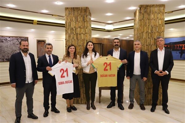 Amedspor Kulüp Başkanı Nahit Eren ile yönetim kurulu üyeleri, Diyarbakır