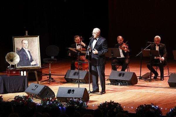 Antalya’da Atatürk, “Hasret” konseriyle anıldı Ata’ya “Hasret” konserini Antalya Valisi Hulusi Şahin ve Antalya Büyükşehir
