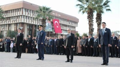 Cumhuriyet Meydanı’ndaki anma töreni Aliağa Kaymakamı Zekeriya Güney, Garnizon Komutanı