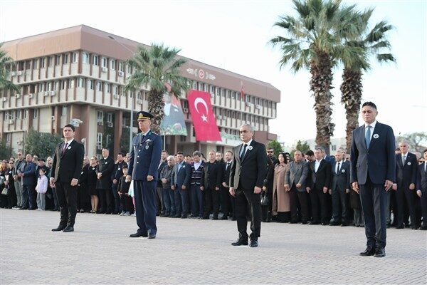 Cumhuriyet Meydanı’ndaki anma töreni Aliağa Kaymakamı Zekeriya Güney, Garnizon Komutanı