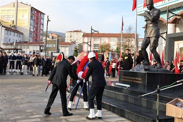 10 Kasım Atatürk’ü Anma Programı, Zafer Meydanı’nda düzenlenen çelenk sunma