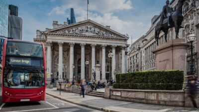 Analistlere göre, İngiltere'nin FTSE ve Fransa'nın CAC 40 endeksleri yatay