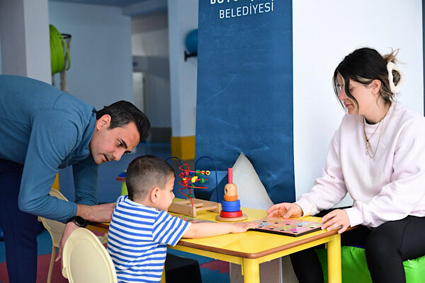 Otizm Destek Merkezlerinde çocuklar, uzman eğitmenler eşliğinde sosyal ve fiziksel