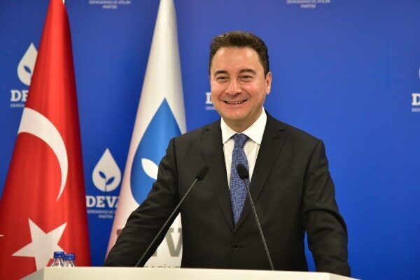 DEVA Partisi Genel Başkanı Ali Babacan, eskiyen taksilerin mevcut vergilerle
