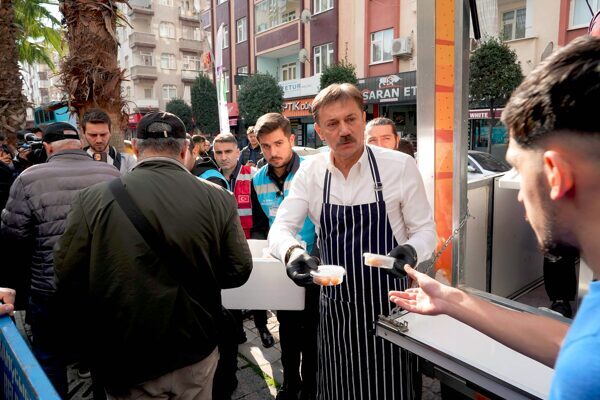Bahçelievler’de şehitler için mevlit okutuldu, lokma dağıtıldı Cuma namazının ardından Bahçelievler’deki 13 camide mevlit okutuldu, dualarla lokma