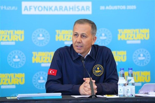 İçişleri Bakanı Yerlikaya, İstanbul'un Avcılar ilçesinde makas atarak trafik güvenliğini