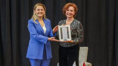 “Türkiye’nin Değişen Hikayesi: Umudu Konuşmak” başlıklı söyleşide, gazeteci Özlem Gürses