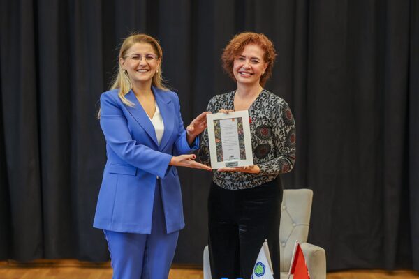 “Bakırköy Muhabbeti” söyleşilerinin konuğu Özlem Gürses oldu “Türkiye’nin Değişen Hikayesi: Umudu Konuşmak” başlıklı söyleşide, gazeteci Özlem Gürses