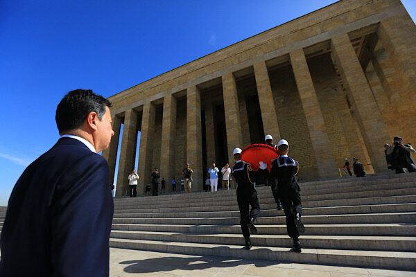 Başkan Aras, mesajında ”Ülkemizin en zor şartlarında, bütün imkânsızlıklara rağmen
