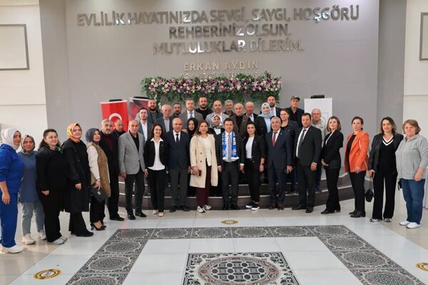 Mahalle sakinleri yapılmasını istedikleri hizmetleri tek tek söz alarak Başkan