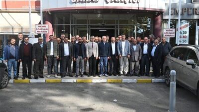 Isparta Belediye Başkanı Şükrü Başdeğirmen, muhtarlarla tek tek selamlaştı. Başdeğirmen, Yalvaçlı