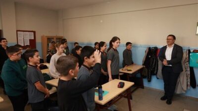 Derince Belediye Başkanı Av. Sertif Gökçe, ilçedeki okulları ziyaret etmeye